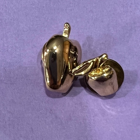 Set of two apple pins - Picture 1 of 3